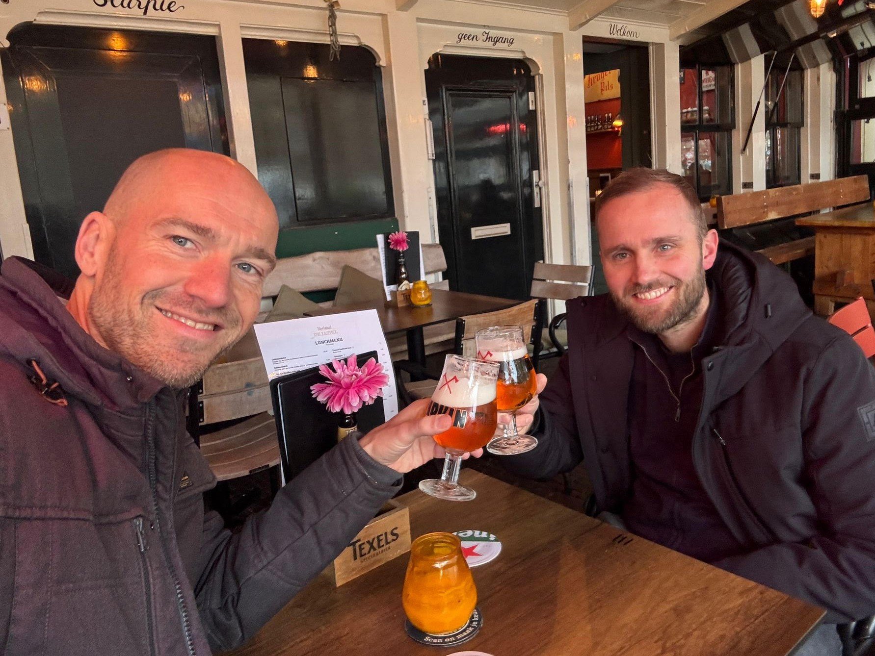 Edwin en Richard proosten met een biertje