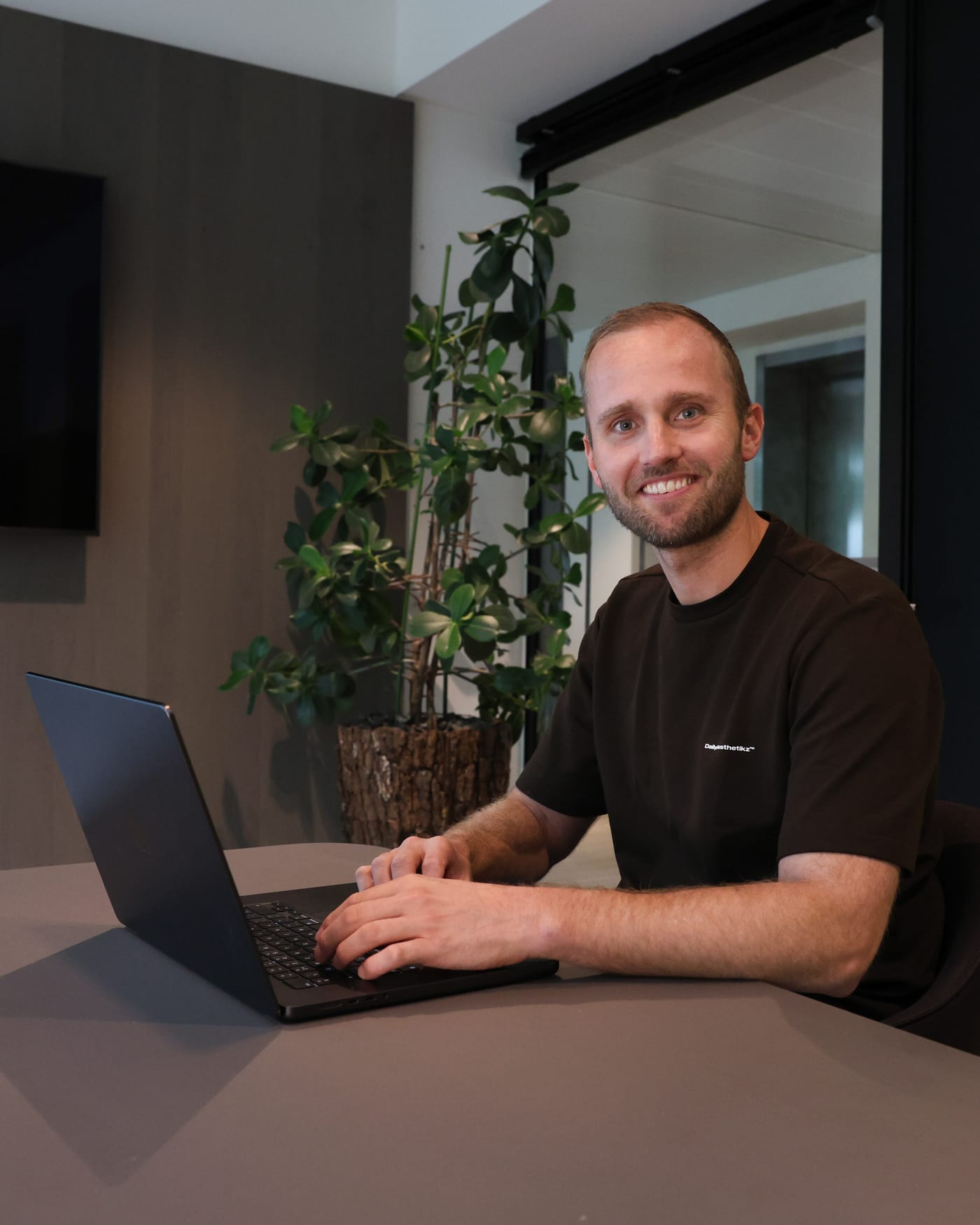 Edwin van Wijngaarden werkt achter zijn laptop