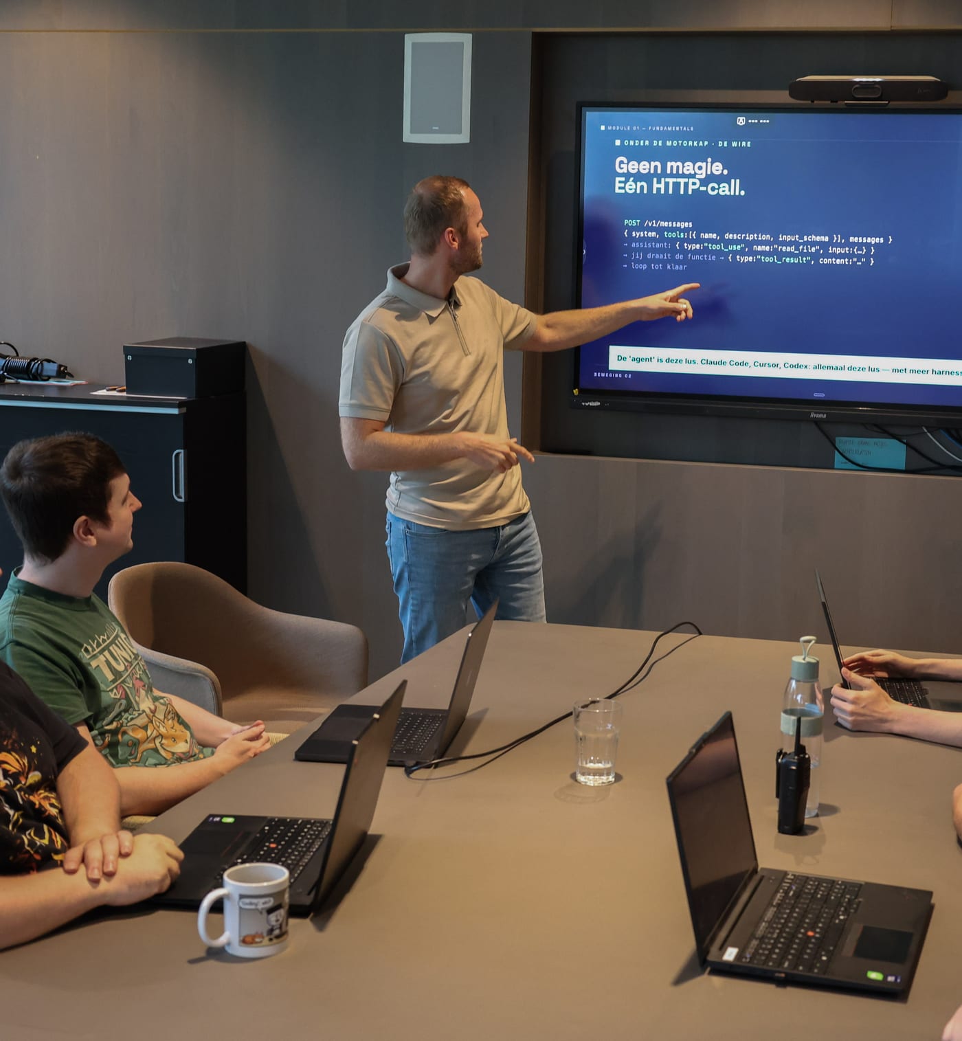 Edwin van Wijngaarden geeft een AI-training aan een developmentteam